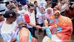 Pakai Jersey Persija, RK Blusukan ke Kampung Bayam