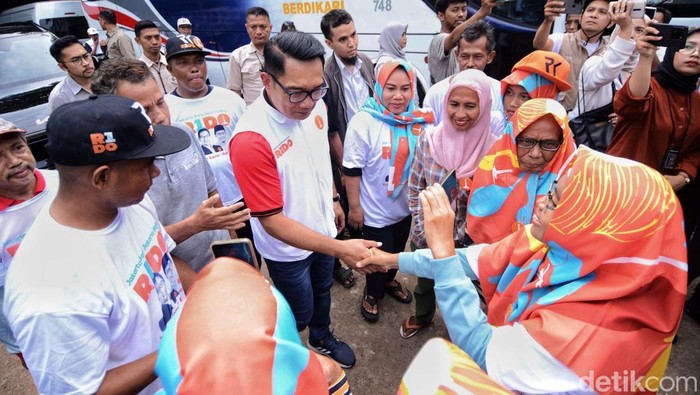 Pakai Jersey Persija, RK Blusukan ke Kampung Bayam Cagub Jakarta nomor urut 1, Ridwan Kamil mendatangi hunian sementara kelompok tani Kampung Bayam Madani di Jakarta Utara, Kamis (21/11/2024). RK datang dengan mengenakan jersey Persija.
