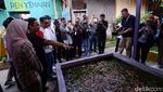 Pakai Jersey Persija, RK Blusukan ke Kampung Bayam