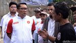 Pakai Jersey Persija, RK Blusukan ke Kampung Bayam
