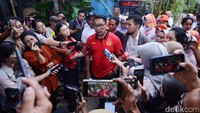 RK yang mengenakan jersey Persija memberikan keterangan pers terkait blusukannya di Kampung Bayam.  