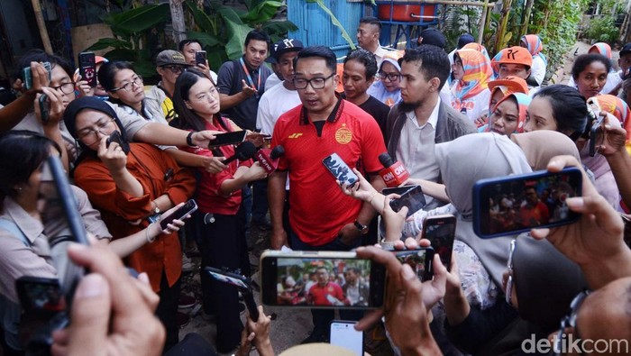 Cagub Jakarta nomor urut 1, Ridwan Kamil mendatangi hunian sementara kelompok tani Kampung Bayam Madani di Jakarta Utara, Kamis (21/11/2024). RK datang dengan mengenakan jersey Persija.