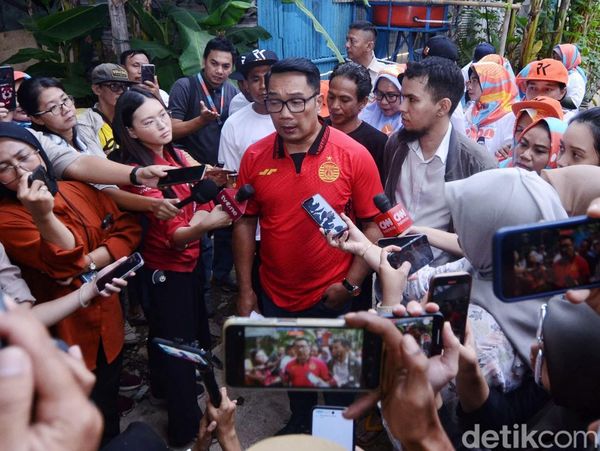 Pakai Jersey Persija, RK Blusukan ke Kampung Bayam