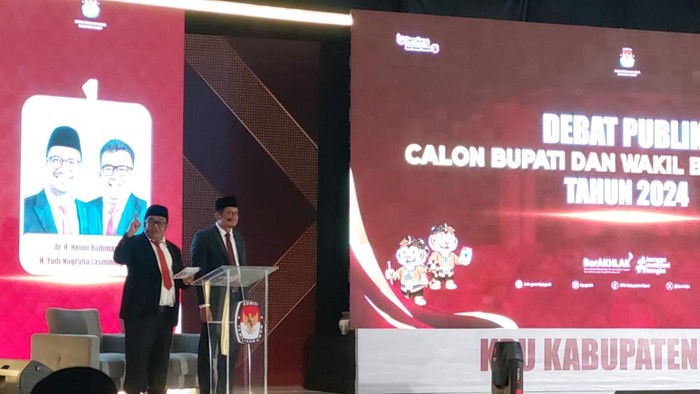 Paslon Helmi Budiman-Yudi Nugraha saat debat Pilbup Garut.