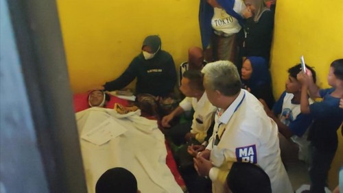 Paslon Man-Feri melayat ke rumah duka Ferdian (17), korban tewas karena ditusuk OTK saat menghadiri kampanye akbar di Lapangan Serasuba, Kota Bima, NTB, Kamis, (21/11/2024). (Rafiin/detikBali)