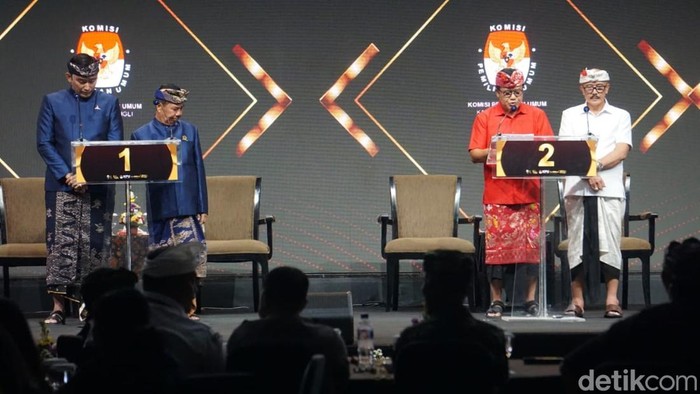Paslon nomor urut 1 Raden Cahyo Adhi Nugroho Martosubroto-I Gusti Made Winuntara dan paslon nomor urut 2 Sang Nyoman Sedana Arta-I Wayan Diar (Sadia) saat debat ketiga Pilbup Bangli 2024, Kamis (21/11/2024). (Foto: Agus Eka/detikBali)