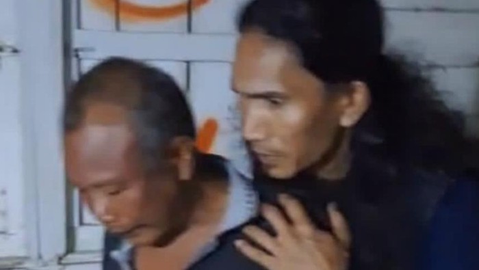 Pelaku R (depan) saat diamankan petugas kepolisian. (dok. Istimewa)