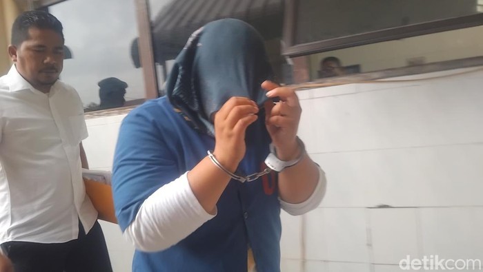 Pelaku saat diamankan di Polres Asahan. (Perdana Ramadhan/detikSumut)