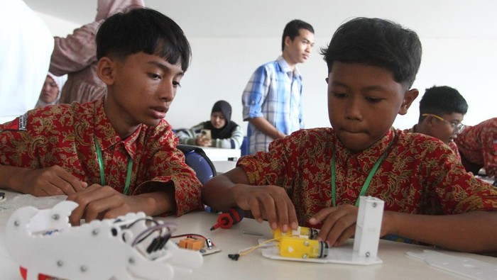 Siswa SDN Tlogomas 1 memasang komponen saat mengikuti pelatihan robotika di Malang Creatice Centre (MCC), Jawa Timur, Kamis (21/11/2024). Kegiatan tersebut merupakan implementasi kurikulum merdeka yakni Projek Penguatan Profil Pelajar Pancasila (P5) dengan tema Robotika dan Coding untuk memperkenalkan teknologi dasar pada siswa kelas 6 guna mendorong inovasi sekaligus mempersiapkan pelajar menghadapi perkembangan teknologi masa depan. ANTARA FOTO/Ari Bowo Sucipto/nym.