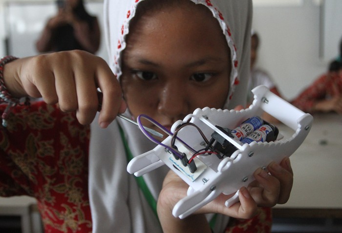 Siswa SDN Tlogomas 1 memasang komponen saat mengikuti pelatihan robotika di Malang Creatice Centre (MCC), Jawa Timur, Kamis (21/11/2024). Kegiatan tersebut merupakan implementasi kurikulum merdeka yakni Projek Penguatan Profil Pelajar Pancasila (P5) dengan tema Robotika dan Coding untuk memperkenalkan teknologi dasar pada siswa kelas 6 guna mendorong inovasi sekaligus mempersiapkan pelajar menghadapi perkembangan teknologi masa depan. ANTARA FOTO/Ari Bowo Sucipto/nym.