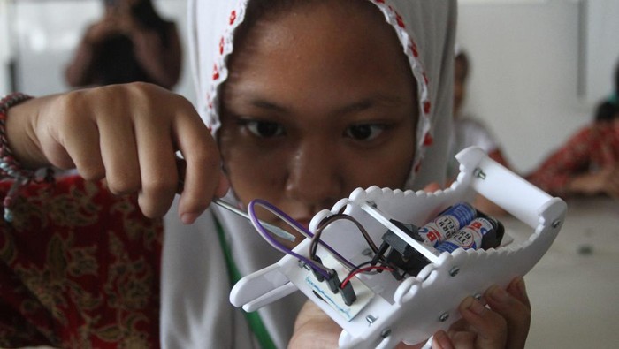 Siswa SDN Tlogomas 1 memasang komponen saat mengikuti pelatihan robotika di Malang Creatice Centre (MCC), Jawa Timur, Kamis (21/11/2024). Kegiatan tersebut merupakan implementasi kurikulum merdeka yakni Projek Penguatan Profil Pelajar Pancasila (P5) dengan tema Robotika dan Coding untuk memperkenalkan teknologi dasar pada siswa kelas 6 guna mendorong inovasi sekaligus mempersiapkan pelajar menghadapi perkembangan teknologi masa depan. ANTARA FOTO/Ari Bowo Sucipto/nym.