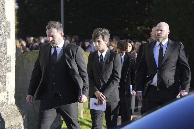 Louis Tomlinson, tengah, berjalan setelah upacara pemakaman penyanyi One Direction Liam Payne di Gereja St Mary di Amersham, Inggris, Rabu, 20 November 2024.