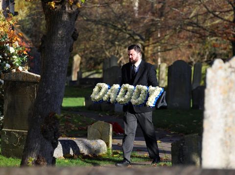 Pemakaman Liam Payne A man carries a themed floral tribute for former One Direction singer Liam Payne outside St. Mary's Church on the day of the signer's funeral, in Amersham, near London, Britain, November 20, 2024. REUTERS/Toby Melville