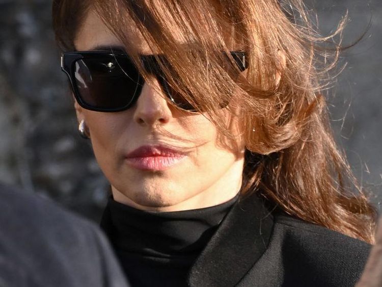 Foto Kesedihan Cheryl, Ibu dari Putra Liam Payne di Pemakaman Mantannya