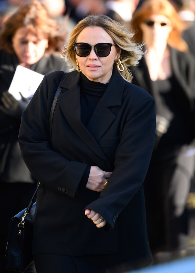 Saat pemakaman Liam Payne, Cheryl tak hadir sendirian. Teman-temannya di Girls Aloud juga tampak hadir yaitu Kimberley Walsh dan Nicola Roberts. Foto: WireImage/Karwai Tang