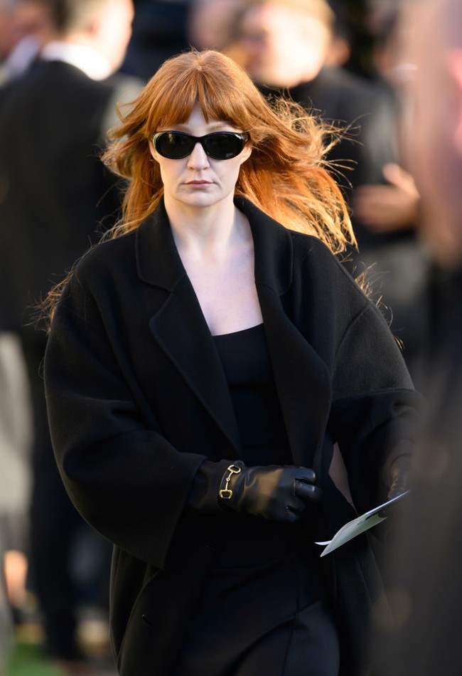 Seperti Cheryl, personel Girls Aloud, Nicola Roberts juga tampak menutupi wajah sedihnya dengan kacamata hitam di pemakaman Liam Payne. Foto: WireImage/Karwai Tang