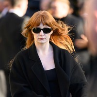 Seperti Cheryl, personel Girls Aloud, Nicola Roberts juga tampak menutupi wajah sedihnya dengan kacamata hitam di pemakaman Liam Payne. Foto: WireImage/Karwai Tang