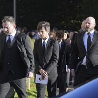 Rekan Liam Payne lainnya, Louis Tomlinson, tampak memegang booklet misa yang berisi tatanan upacara pemakaman Liam Payne. Foto: AP/Andrew Matthews