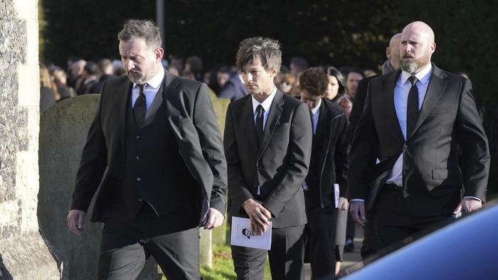 Louis Tomlinson, tengah, berjalan setelah upacara pemakaman penyanyi One Direction Liam Payne di Gereja St Mary di Amersham, Inggris, Rabu, 20 November 2024.