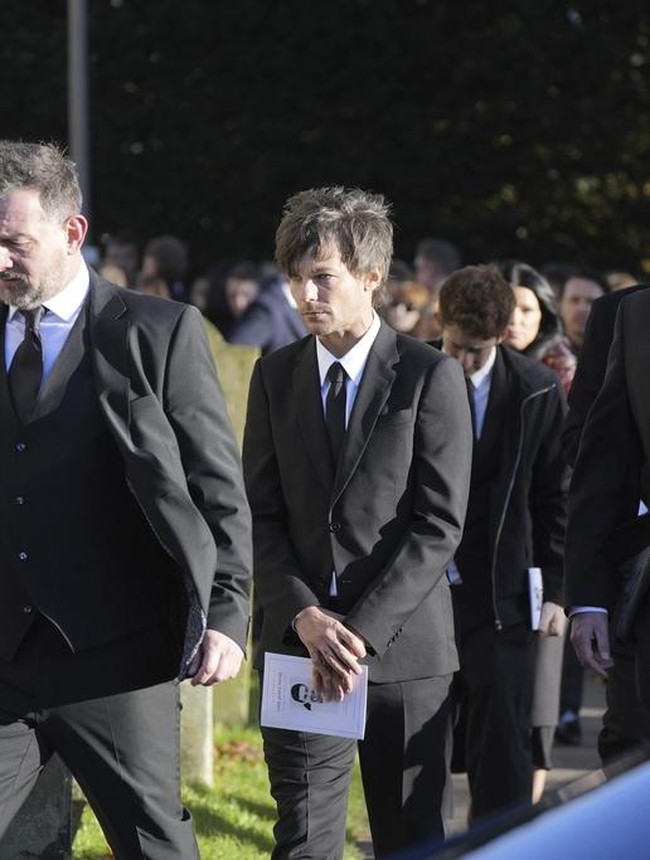 Rekan Liam Payne lainnya, Louis Tomlinson, tampak memegang booklet misa yang berisi tatanan upacara pemakaman Liam Payne. Foto: AP/Andrew Matthews