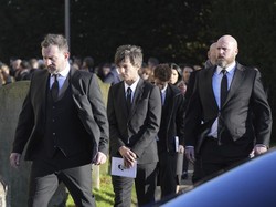 Louis Tomlinson, tampak memegang booklet misa yang berisi tatanan upacara pemakaman Liam Payne. Foto: AP/Andrew Matthews