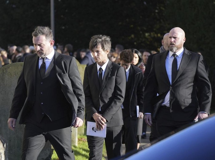 Louis Tomlinson, tengah, berjalan setelah upacara pemakaman penyanyi One Direction Liam Payne di Gereja St Mary di Amersham, Inggris, Rabu, 20 November 2024.
