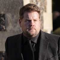 James Corden, presenter yang dikenal dekat dengan para personel One Direction, merupakan salah satu selebriti yang turut hadir melayat Liam Payne. Foto: AP/Andrew Matthews