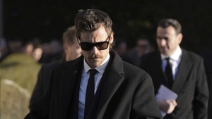 Harry Styles menjadi yang pertama tiba di lokasi. Dengan setelan jas hitam dan mantel, dia menundukkan kepala ketika memasuki gereja. (AP Photo/Andrew Matthews)