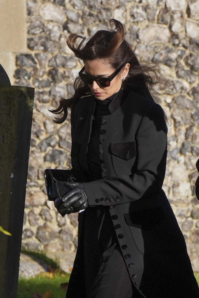 Cheryl Tweedy, mantan kekasih Liam Payne, turut hadir di pemakaman. Cheryl merupakan ibu dari putra semata wayang Liam, Bear. Foto: AP/Jonathan Brady