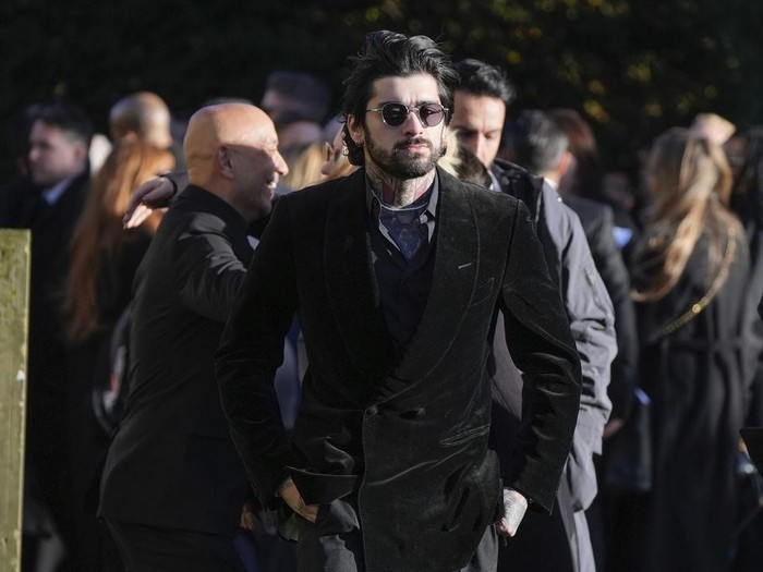 Zayn Malik berjalan usai upacara pemakaman penyanyi One Direction Liam Payne di Gereja St Mary di Amersham, Inggris, Rabu, 20 November 2024.