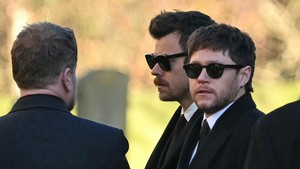 Dikutip dari BBC, keempat mantan rekannya, yaitu Harry Styles, Louis Tomlinson, Zayn Malik, dan Niall Horan, hadir memberikan penghormatan terakhir. (AFP/JUSTIN TALLIS)