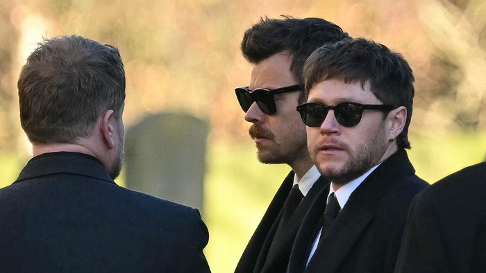Former One Direction band members Harry Styles (C) and Niall Horan leave after attending the funeral service of the late One Direction singer Liam Payne, at a St Mary's church in Amersham, west of London on November 20, 2024. The funeral of former One Direction singer Liam Payne who died last month after falling from his Buenos Aires hotel room was held on Wednesday. (Photo by JUSTIN TALLIS / AFP)