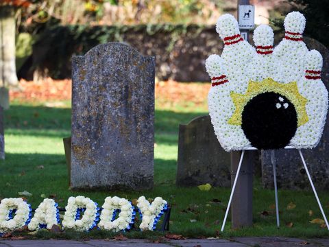 Pemakaman Liam Payne A man carries a themed floral tribute for former One Direction singer Liam Payne outside St. Mary's Church on the day of the signer's funeral, in Amersham, near London, Britain, November 20, 2024. REUTERS/Toby Melville