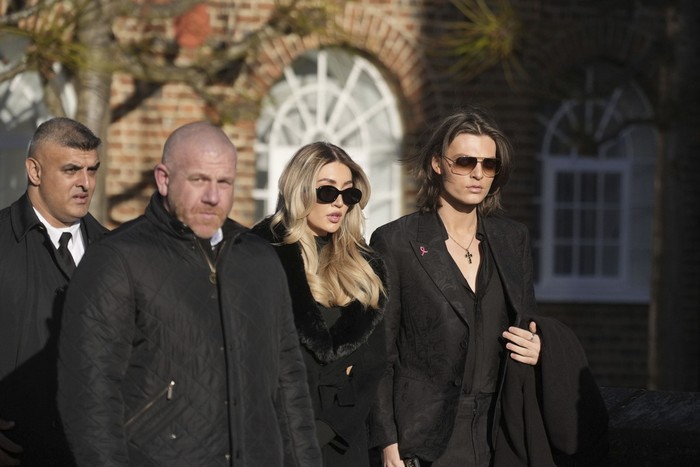 Damian Hurley, kanan, dan Kate Cassidy, kedua dari kanan, tiba pada upacara pemakaman penyanyi One Direction Liam Payne di Gereja St Mary di Amersham, Inggris, Rabu, 20 November 2024.