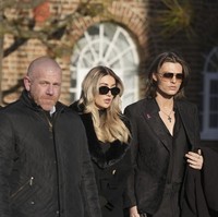 Mengenakan kacamata hitam, coat bulu dan rok panjang dengan belahan tinggi di bagian belakang, penampilan Kate itu menuai kritik. Rok model dan influencer 25 tahun itu dianggap kurang sopan dipakai untuk suasana pemakaman. Foto: AP/Andrew Matthews