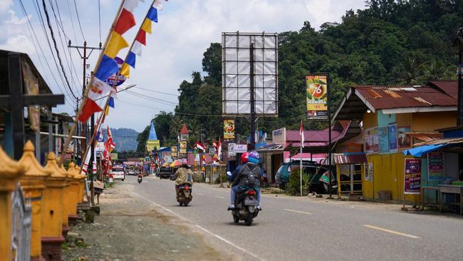 Pemandangan di Jalan Bunta, yang mengalami perkembangan dari adanya industri smelter nikel