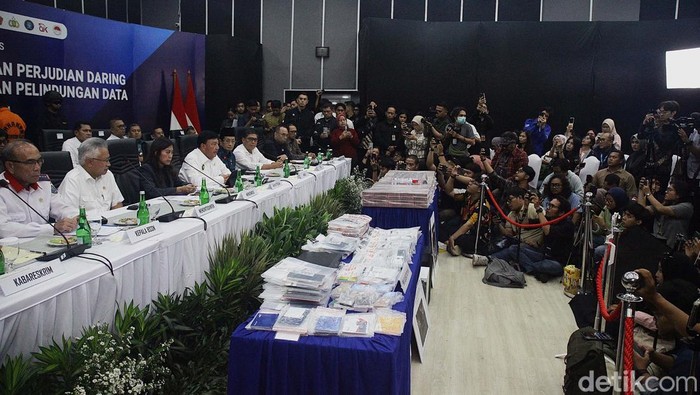 Menko Polkam Budi Gunawan, Menkomdigi Meutya Hafid hingga Kabareskrim Komjen Pol Wahyu Widada mengatakan menggelar jumpa pers terkait pengungkapan judi online.