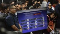 Sebanyak 104.819 situs judi online telah ditutup oleh Komdigi. Menkomdigi Meutya Hafid mengatakan pihaknya juga telah meminta permohonan pemblokiran rekening bank sebanyak 651.