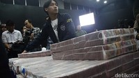 Satgas Pemberantasan Perjudian Daring menyita uang Rp 13 miliar dan barang bukti lainnya di kasus judi online. Uang Rp 13 miliar yang disita itu terdiri atas pecahan Rp 100 ribu.