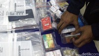 Selain uang tunai, Satgas Pemberantasan Perjudian Daring juga menyita barang bukti berupa elektronik berupa handphone, kartu sim, dan laptop. Kemudian, ada pula dua CPU, serta buku rekening dan kartu ATM.