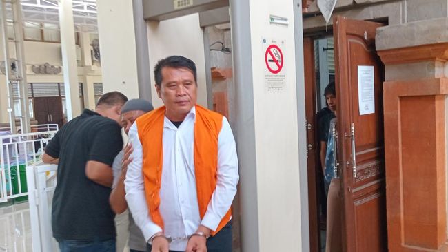 Pemilik gudang LPG dan paralon yang terbakar di Denpasar, Sukojin, seusai menjalani sidang di PN Denpasar, Kamis (21/11/2024). (Aryo Mahendro/detikBali)