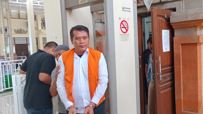 Pemilik gudang LPG dan paralon yang terbakar di Denpasar, Sukojin, seusai menjalani sidang di PN Denpasar, Kamis (21/11/2024). (Aryo Mahendro/detikBali)