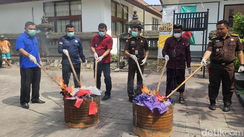 Pemusnahan barang bukti kejahatan yang sudah berketetapan hukum di Kejari Gianyar, Kamis (21/11/2024). (Putu Krista/detikBali).
