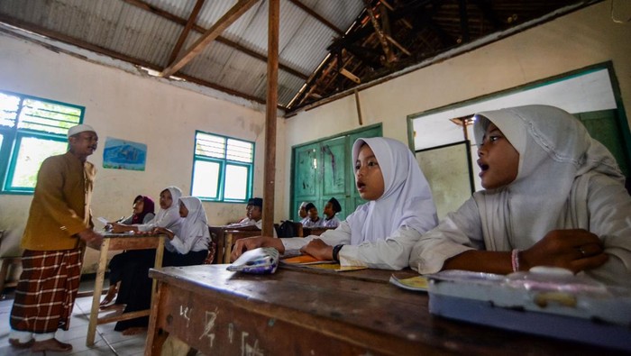Penampakan Sekolah Rusak di Pedalaman Lebak Sejumlah siswa kelas empat mengikuti kegiatan belajar mengajar di Madrasah Diniyah Tarbiyatul Athfal, Lebak, Banten, Kamis (21/11/2024). Guru di sekolah tersebut menyatakan, bangunan ruang kelas sudah rusak sejak 2019 pada plafon, atap, kursi, dan meja serta keterbatasan ruangan belajar sehingga para siswa harus belajar secara bergantian. ANTARA FOTO/Muhammad Bagus Khoirunas/nz