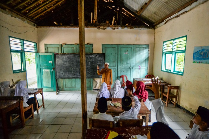 Sejumlah siswa kelas empat mengikuti kegiatan belajar mengajar di Madrasah Diniyah Tarbiyatul Athfal, Lebak, Banten, Kamis (21/11/2024). Guru di sekolah tersebut menyatakan, bangunan ruang kelas sudah rusak sejak 2019 pada plafon, atap, kursi, dan meja serta keterbatasan ruangan belajar sehingga para siswa harus belajar secara bergantian. ANTARA FOTO/Muhammad Bagus Khoirunas/nz