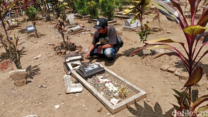 Puluhan nisan makam di TPU Desa Temusari, Kecamatan Sempu, Banyuwangi dirusak orang tak dikenal.