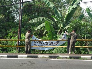 Spanduk Coblos Si Gundul dan Selamat Datang di Kandang Banteng Dicopot