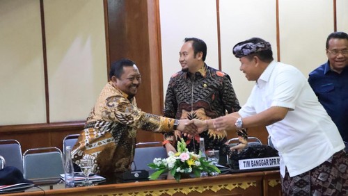 Pj Gubernur Bali Sang Made Mahendra Jaya saat kunjungan kerja (kunker) Badan Anggaran (Banggar) DPR RI ke Gedung Wiswa Sabha, Kantor Gubernur Bali, di Denpasar, pada Kamis (21/11/2024). (Foto: Dok. Pemprov Bali)