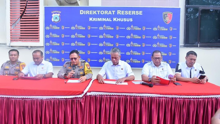 Polda Kalsel saat menggelar konferensi pers terkait tindak tipikor hingga judi online.