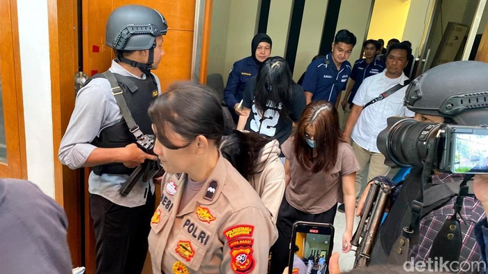 Polisi amankan pelaku di markas judi online di Bojongloa Kidul, Kota Bandung.
